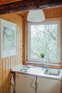 una cucina con un lavandino e una finestra di TOP rafting center a Bovec