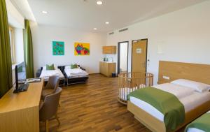 Posteľ alebo postele v izbe v ubytovaní Business Motel Feldkirch