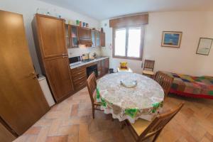 uma cozinha e sala de jantar com mesa e cadeiras em A due passi dal Botteniga em Treviso