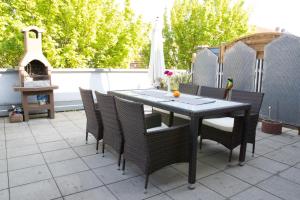 - une table et des chaises noires sur la terrasse dans l'établissement Apartment Lopa, à Rust