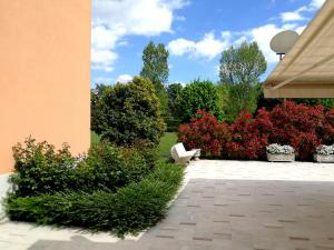 Vonkajšia záhrada v ubytovaní Hotel Crystal