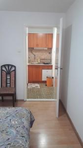 Una habitación con cocina y una cama en una habitación en Apartment VASSA en Kotor