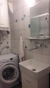 y baño con lavadora y lavamanos. en Apartment VASSA en Kotor
