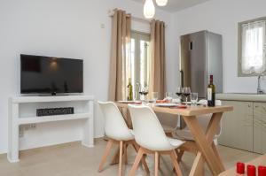 Televízia a/alebo spoločenská miestnosť v ubytovaní Aphrodite Luxury Apartments