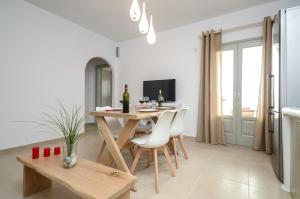 Televízia a/alebo spoločenská miestnosť v ubytovaní Aphrodite Luxury Apartments