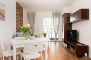 Televízia a/alebo spoločenská miestnosť v ubytovaní Rezydencja Portowa 14 - Jantar Apartamenty