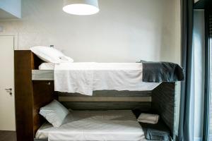 ein paar Etagenbetten in einem Zimmer in der Unterkunft Hostel Trastevere in Rom