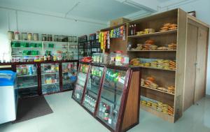 Supermarket nebo jiné obchody v  hotelu nebo okolí