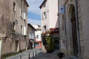 an alley in an old town with buildings at Appartement spacieux Rochereau in LʼIsle-sur-la-Sorgue