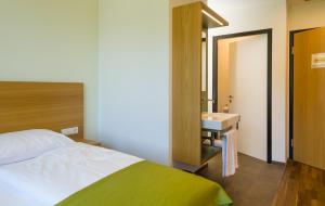 Posteľ alebo postele v izbe v ubytovaní Business Motel Feldkirch