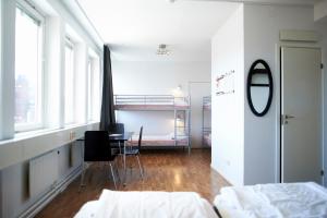 una camera con letto, tavolo e sedie di STF Vandrarhem Oscar a Oskarshamn