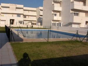 cień osoby stojącej przed basenem w obiekcie Golf y playa junto al Cabo de Gata w mieście Almería