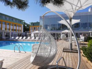 Basen w obiekcie Hotel Bryza Resort & Spa lub w pobliżu