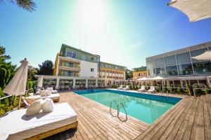 Basen w obiekcie Hotel Bryza Resort & Spa lub w pobliżu