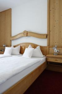 Tempat tidur dalam kamar di Hotel Gasthof Schönblick