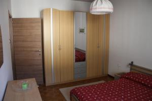 ein Schlafzimmer mit einem Schrank, einem Bett und einem Tisch in der Unterkunft Guesthouse48 in Bozen