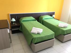Tempat tidur dalam kamar di Hotel Marina