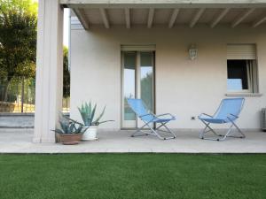 デセンツァーノ・デル・ガルダにあるLa Casa Di Celeの家の玄関に座る青い椅子2脚