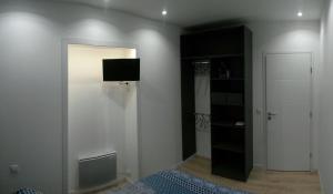 1 dormitorio con 1 cama y TV en la pared en Beautiful Apartment in Menton French Riviera, en Menton