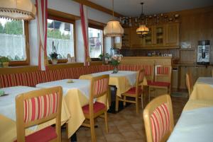 Reštaurácia alebo iné gastronomické zariadenie v ubytovaní Garni Alpin