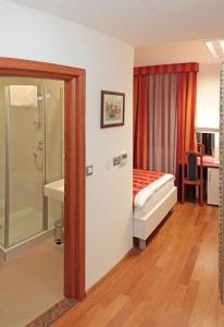 Postel nebo postele na pokoji v ubytování Hotel Monika