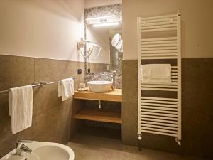 Bilik mandi di Hotel Garni My Ledro
