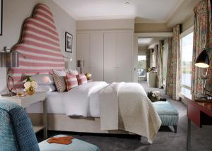 Giường trong phòng chung tại Trident Hotel Kinsale