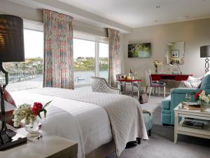 Giường trong phòng chung tại Trident Hotel Kinsale