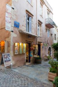 un edificio con un cartel frente a una tienda en Pension Eva en La Canea