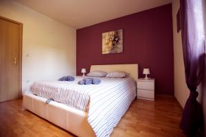 a bedroom with a bed with two pillows on it at Apartman Vrsalović in Sumartin