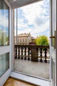 an open window with a view of a table at F4 Fiumei Apartment in Budapest