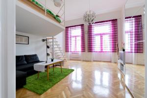 un soggiorno con divano e tavolo di F4 Fiumei Apartment a Budapest
