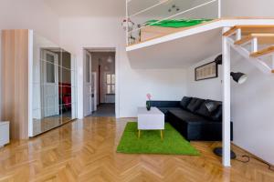 Posedenie v ubytovaní F4 Fiumei Apartment