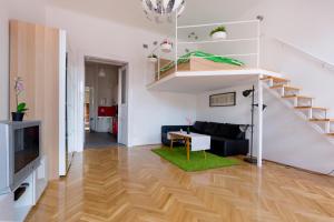 Televízia a/alebo spoločenská miestnosť v ubytovaní F4 Fiumei Apartment