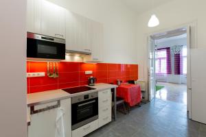 Kuchyňa alebo kuchynka v ubytovaní F4 Fiumei Apartment