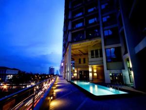 Bazén v ubytování Mandarin Plaza Hotel nebo v jeho okolí