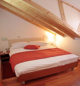 ein großes Bett in einem Zimmer mit Dachgeschoss in der Unterkunft Hotel Monika in Trogir