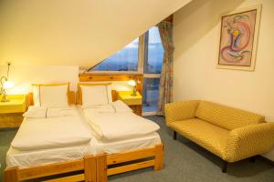 Gan NerYaffe Bagilboa的一间卧室，里面有一张床、一把椅子和一扇窗户