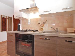 Kuchyň nebo kuchyňský kout v ubytování Apartments Robert 1317