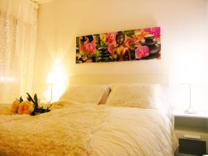 ロス・クリスティアーノスにあるApartment in Cristimar Complexのベッドルーム1室(壁に絵画が描かれたベッド1台付)
