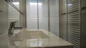 サラマンカにあるEstupendo piso de 3 dormitorios a 5 min a pie plaza mayorの白いバスルーム(シンク、窓付)
