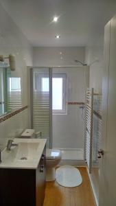サラマンカにあるEstupendo piso de 3 dormitorios a 5 min a pie plaza mayorのバスルーム(シャワー、洗面台、トイレ付)