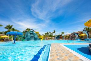 Bazén v ubytování Kabaleyan Cove Resort powered by Cocotel nebo v jeho okolí