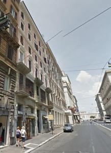 ローマにあるCavour47の二人の建物のある街路を歩く