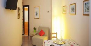 ローマにあるCavour47のリビングルーム(テーブル、椅子、赤い枕付)