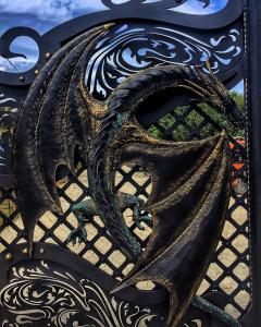 ブラゴヴェシェンスカヤにあるVilla Roseのベンチの後ろの青銅龍