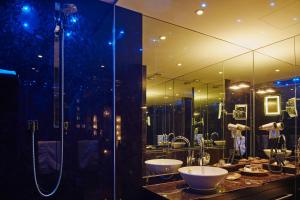 een badkamer met 2 wastafels en een douche bij Savoy Hotel in Keulen