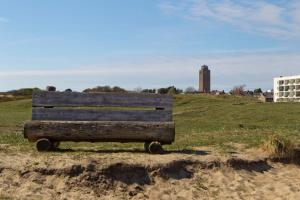 un banco de madera sentado en medio de un campo en Studio Sautille, en Zandvoort