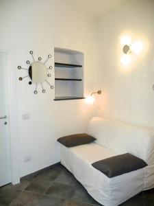 een woonkamer met een witte bank en een spiegel bij Cegi's home in Vernazza