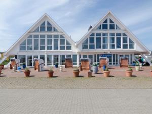 黑尔戈兰岛Haus Marinas的有很多窗户的大楼